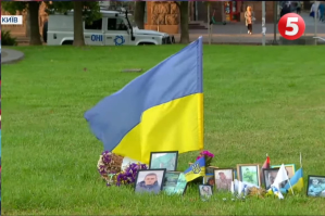 На хвилину місто завмерло: як у Києві вшанували полеглих воїнів – включення