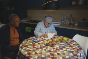 Супружеская пара пенсионеров из Ровенской области превратили собственный дом в волонтерский хаб – что передают на фронт