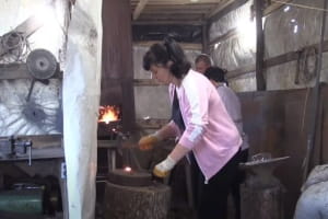 Кують заради перемоги: на Черкащині ковальчині допомагають ЗСУ – сюжет