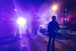 У Фергюсоні продовжуються заворушення, поліція застосовує сльозогінний газ