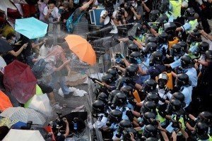 У Гонконгу арештували сімох поліцейських, які побили демонстранта