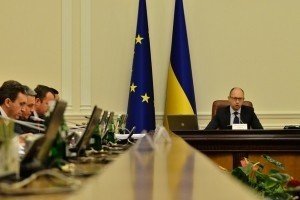 600 тисяч мешканців окупованих міст Донбасу отримують пенсії в інших регіонах - Яценюк