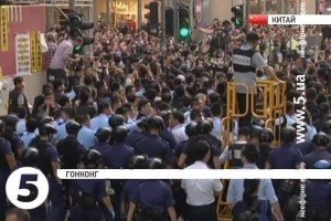 У центрі Гонконгу поновилися сутички між місцевим "Майданом" і поліцією