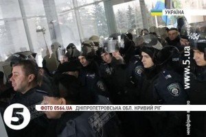 У Кривому Розі обурені мешканці намагалися взяти штурмом будівлю міськради