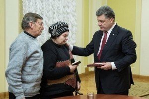 Президент вручив орден Героїв Небесної Сотні батькам Михайла Жизневського