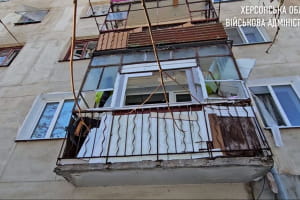 Многоквартирные дома и одно из медицинских учреждений: оккупанты обстреляли жилые кварталы Херсона – ОВА