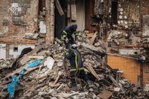 У Харкові завершили рятувальні роботи на місці зруйнованої російською ракетою п'ятиповерхівки