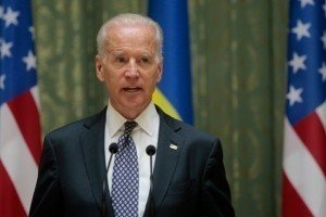 Байден вітає рішення Яценюка заморозити соцвиплати в зоні АТО