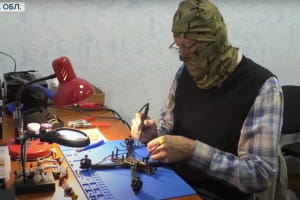 "Генерал Черешня": запорожские волонтеры уже профессионально делают дроны для ВСУ – как им это удается
