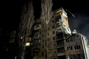 В Одесі розбирають пошкоджений дроном під'їзд будинку, щоб зрозуміти, що робити з ним далі – ОВА