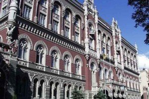 НБУ просить банки не послабляти курс нижче 16 гривень за долар