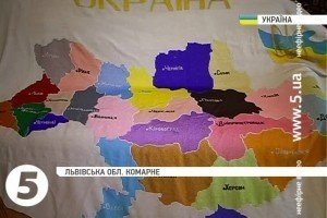 Мешканець Львівщини вишив величезну карту України бісером