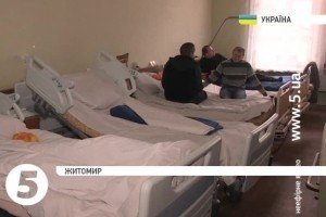 Житомирські волонтери принесли подарунки пораненим бійцям