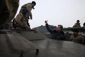 Порошенко привітав воїнів зі святом і передав більше 100 одиниць бронетехніки