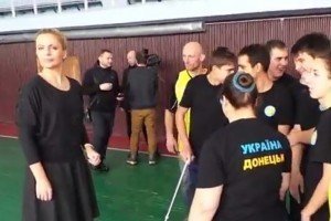 В Донецьку молодь привітала Пушиліна у футболках "Донецьк - це Україна"