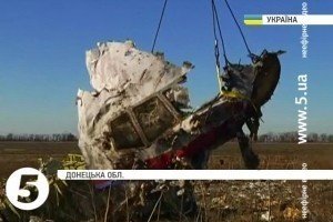 Перші вантажівки з уламками малайзійського "Боїнга" прибули до Нідерландів