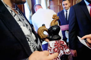Символ стійкості українців: Вселенському Патріарху Варфоломію привезли бородянського півника