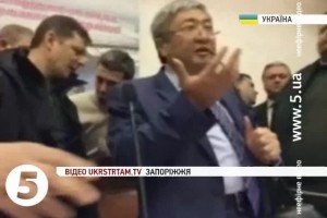 У Запоріжжі мітингувальники змусили міського голову написати заяву про звільнення, проте його відставка - під питанням
