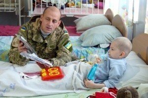 Українські офіцери передали медпрепарати від благодійників до дитячої лікарні Слов’янська