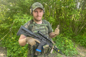 Уже працює з фахівцями в США: десантник, якому ми збирали на протезування, нарешті отримає ногу