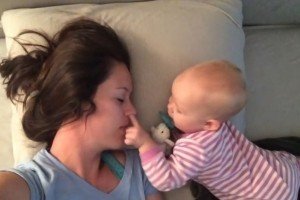 Відео з малюком, який намагається розбудити маму - хіт YouTube
