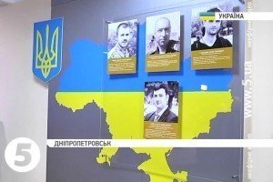 У Дніпропетровському університеті відкрили пам'ятний знак на честь загиблих на Сході викладачів і випускників