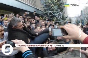 В Тернополі учні ПТУ кинули директора у смітник