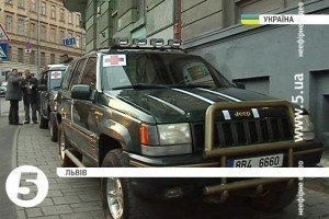 Зі Львова на фронт відправили речі першої необхідності та позашляховики