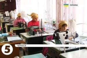 Черкаські студентки у вільний час шиють одяг для війська