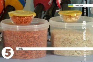 Столичні волонтерки виготовляють сухі борщі для воїнів АТО