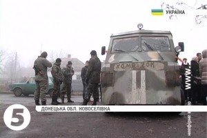 Українські бійці діляться харчами із мешканцями прифронтових сіл Луганщини