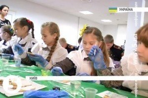Столичні школярі приготували подарунки для бійців на фронті