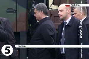 Порошенко повертається до України на екстрене засідання РНБО
