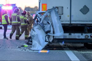 Поблизу польсько-українського кордону автобус врізався у вантажівку: загинуло двоє українців – фото