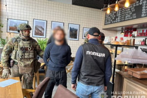 Поліціянти затримали члена кримінальної групи, який брав участь у "сходці" – відео
