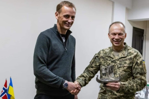 Обговорили обстановку на фронті – Сирський зустрівся з головнокомандувачем збройних сил Норвегії