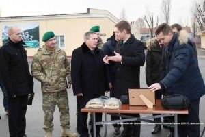 США передали прикордонникам 35 джипів і 2 тисячі комплектів спецодягу