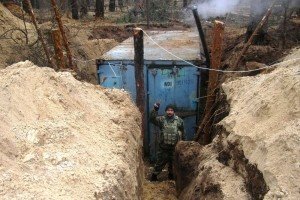 На передову АТО доставили виготовлені залізничниками "криївки" 
