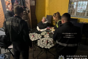 Вимагали хабар за присвоєння групи інвалідності: у Києві затримали учасників корупційної схеми