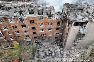 Ворог завдав удару по Кривому Рогу: пошкоджено п'ятиповерхівку – кількість потерпілих зросла (оновлено)