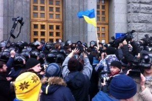 Активісти намагаються прорватися у Харківську міськраду