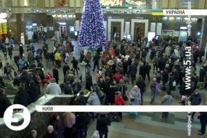На київському вокзалі хорова капела залізниці влаштувала святковий флешмоб
