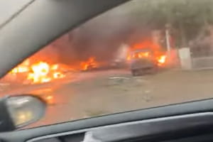 російський Рильськ під масованим обстрілом: палають автівки, будівлі зруйновані – відео