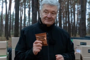 Польові випробування: Порошенко привіз військовим спеціальний шоколад
