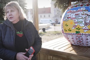 Побила три світові рекорди: як на Львівщині майстриня перетворює вишивку на прикраси