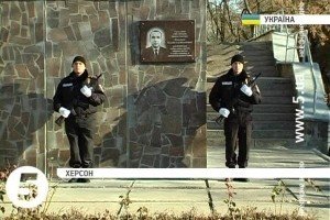 В Херсоні встановили меморіальну дошку загиблому в АТО лікарю-хірургу