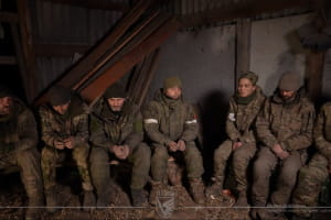 ЗСУ захопили 7 російських солдатів: полонені зізналися, що боялися "Баби Яги"