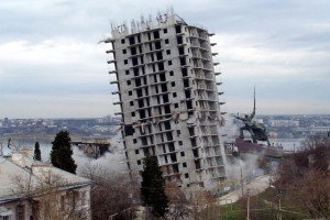 Вибухи у Севастополі: окупанти намагаються знести житловий будинок