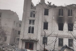 На Херсонщині росіяни обстрілюють житлову забудову: 6 авіабомб окупанти скинули на заклад охорони здоровʼя