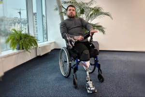 Йому казали, що він не зможе ходити, а він встав на сталеві ноги вже за півроку: історія нацгвардійця Дмитра Колесника